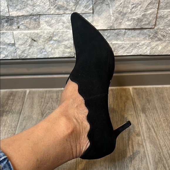 Adrienne Vittadini Black Flats with Pointed Toe and Sleek Design - Picture 10 of 11